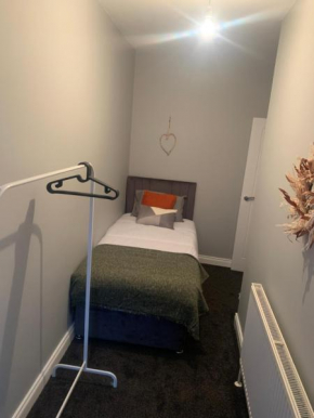 2 bedroom cheerful house close to city Center